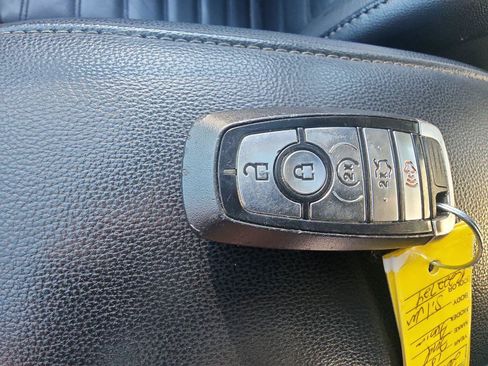 Used 2018 Ford Fusion SE w/ Fusion SE Technology Package FWD image 21