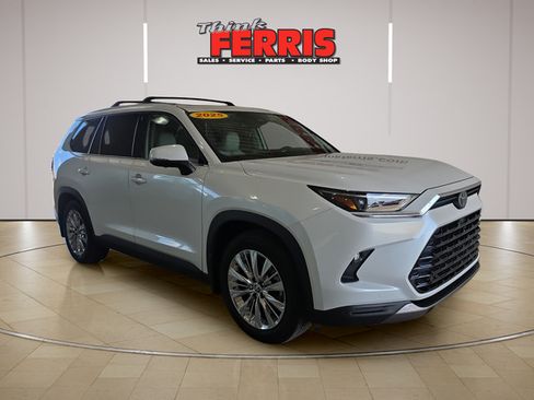 Used 2025 Toyota Grand Highlander AWD image 3