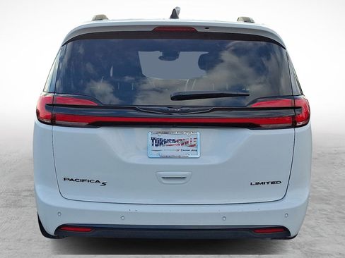 Used 2025 Chrysler Pacifica Limited image 4
