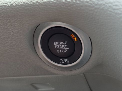 Used 2023 Chrysler Pacifica Touring-L AWD/4WD image 32