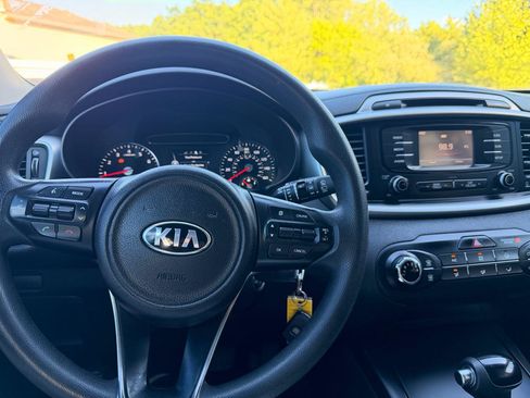 Used 2017 Kia Sorento FWD image 26