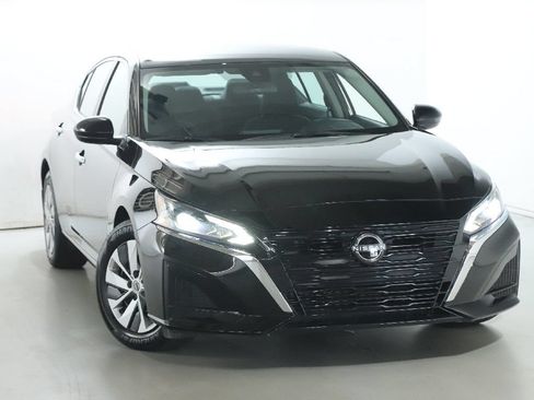 Used 2023 Nissan Altima 2.5 S FWD image 2