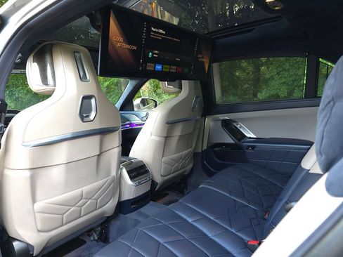 Used 2024 BMW i7 eDrive50 w/ Executive Package RWD image 15