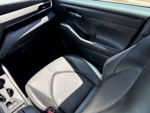 Used 2022 Toyota Highlander XLE FWD image 15