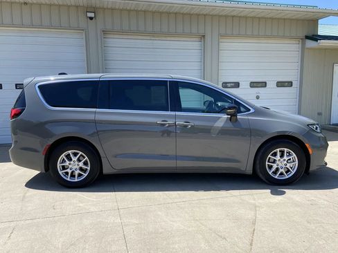 Used 2025 Chrysler Pacifica Select FWD image 7