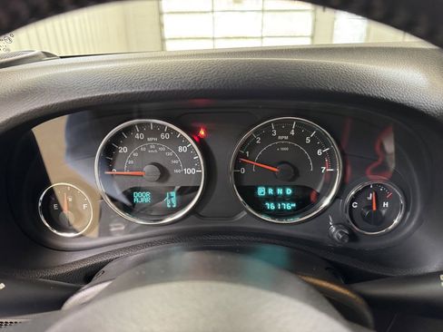 Used 2017 Jeep Wrangler Unlimited Sahara w/ Connectivity Group image 27