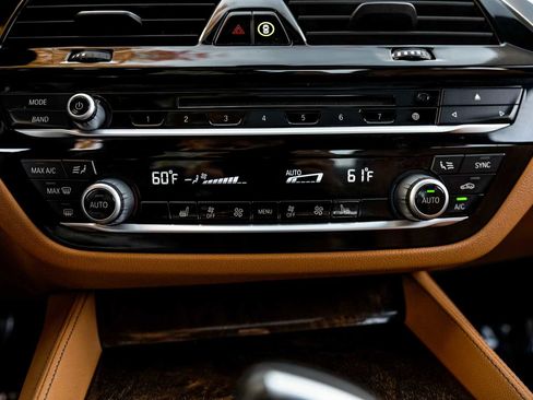 Used 2019 BMW 530i xDrive w/ M Sport Package image 25