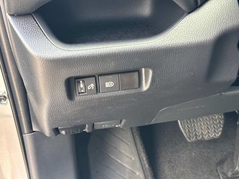 Used 2025 Toyota RAV4 XLE AWD/4WD image 28