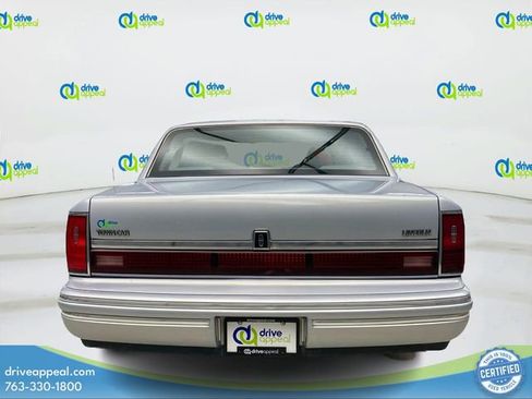 Used 1994 Lincoln Town Car Signature RWD image 7