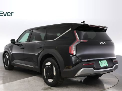 Used 2024 Kia EV9 Light Long Range RWD image 17