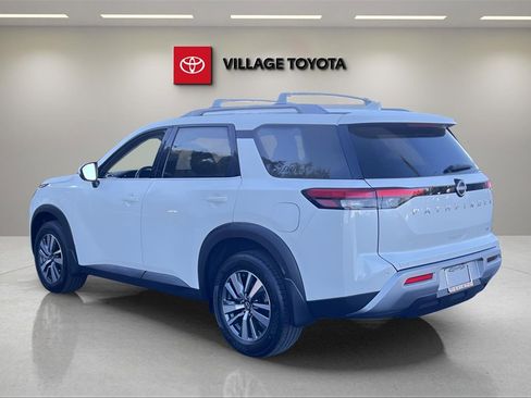 Used 2024 Nissan Pathfinder SL image 3