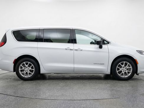 Used 2024 Chrysler Voyager LX FWD image 11