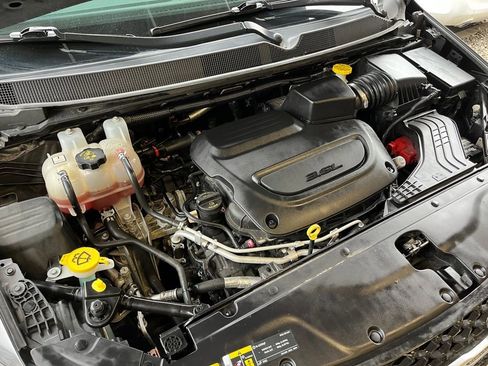 Used 2023 Chrysler Pacifica Touring-L image 9