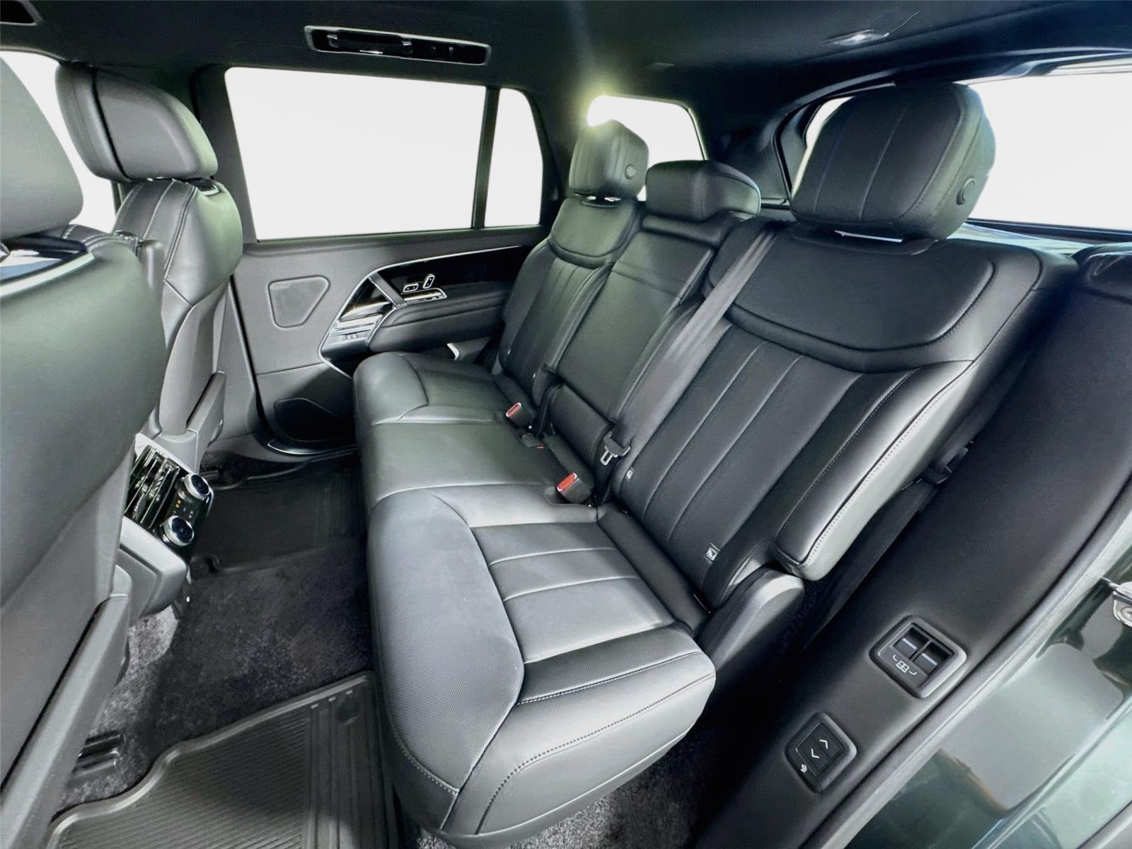 New 2026 Land Rover Range Rover Long Wheelbase SE AWD/4WD image 24