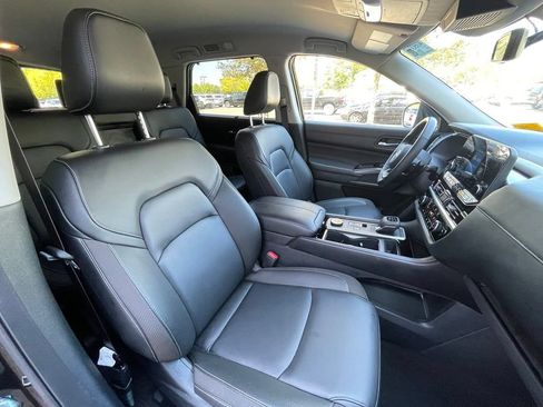 Used 2025 Nissan Pathfinder SL AWD/4WD image 32