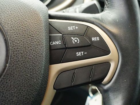 Used 2017 Jeep Cherokee Latitude w/ Cold Weather Group image 39