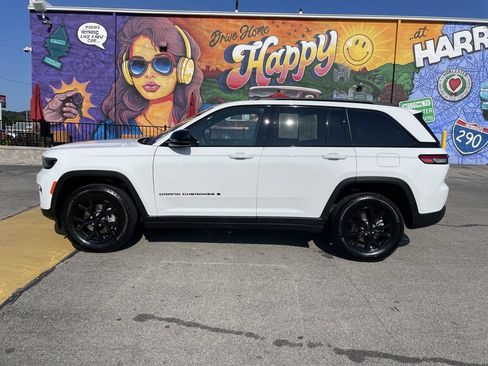 Used 2025 Jeep Grand Cherokee Altitude AWD/4WD image 2