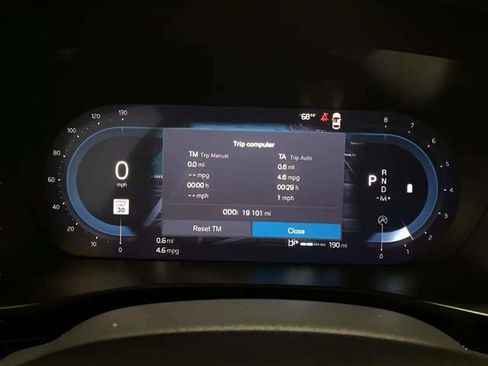 Used 2025 Volvo XC40 B5 Plus image 9