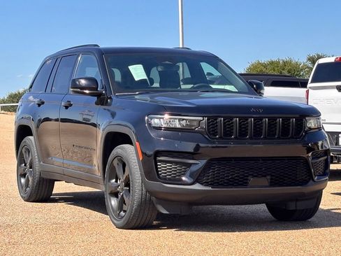 Used 2023 Jeep Grand Cherokee Altitude AWD/4WD image 2