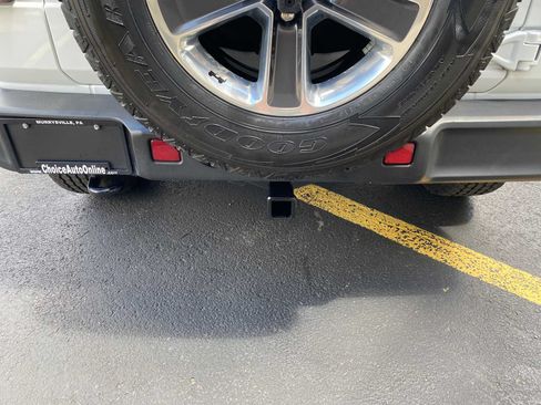 Used 2018 Jeep Wrangler Unlimited Sahara AWD/4WD image 36