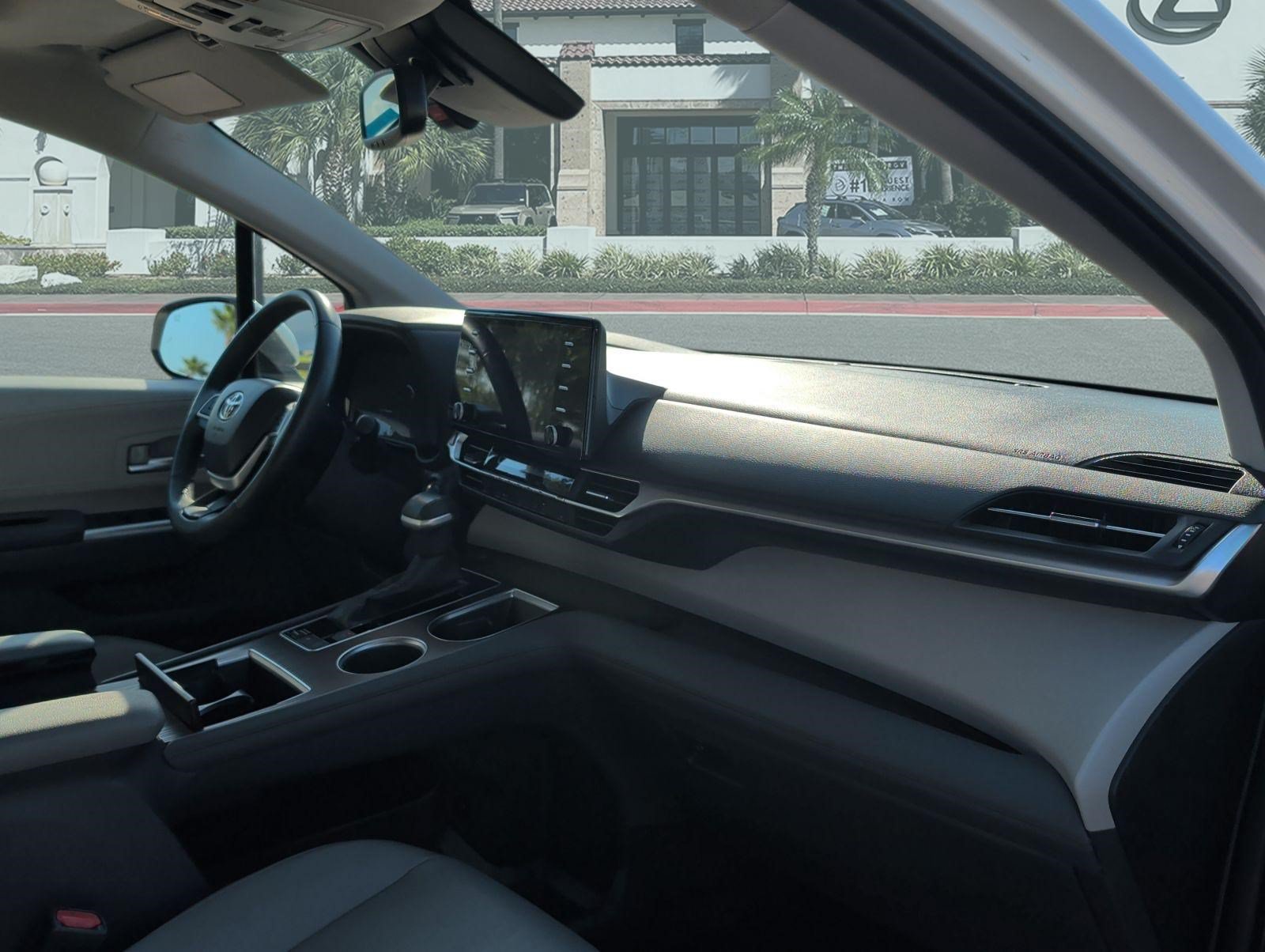Used 2023 Toyota Sienna XLE FWD image 28