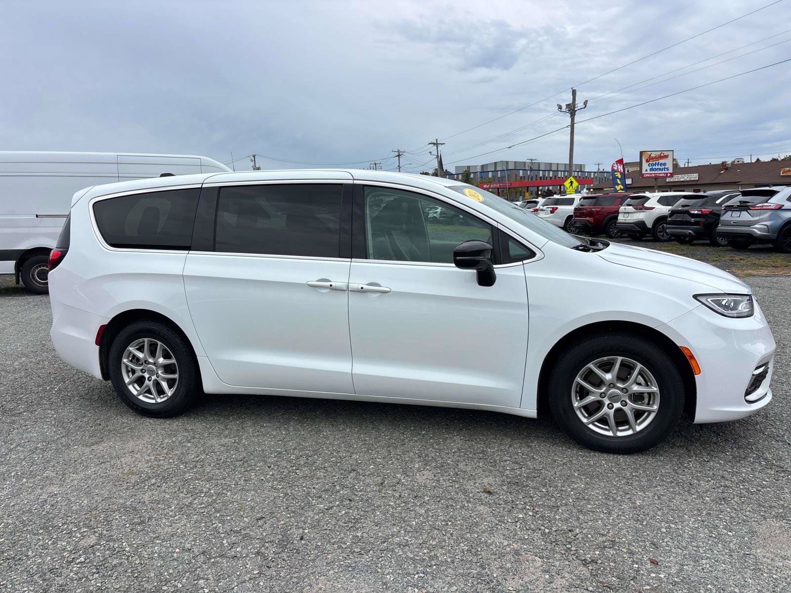 Used 2024 Chrysler Pacifica Touring-L FWD image 4
