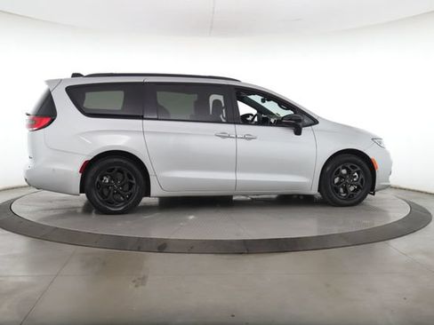 Used 2024 Chrysler Pacifica Premium FWD image 6