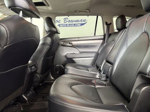Used 2023 Toyota Highlander Limited image 13