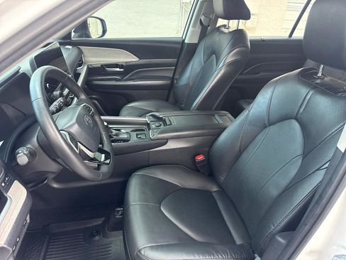 Used 2024 Toyota Grand Highlander AWD image 16
