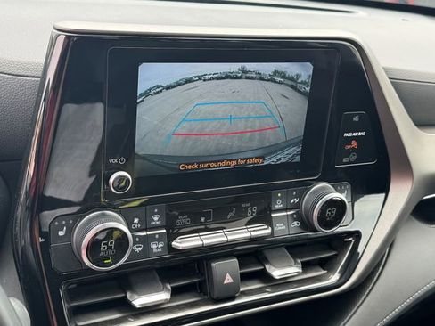 Used 2023 Toyota Highlander XLE image 32