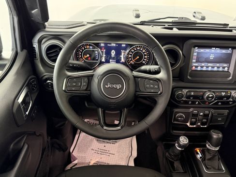 Used 2023 Jeep Gladiator Willys image 11