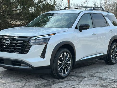 New 2026 Nissan Pathfinder Platinum image 2