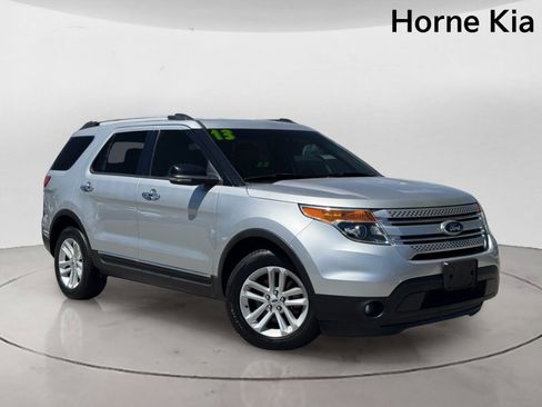 Used 2013 Ford Explorer XLT FWD image 2