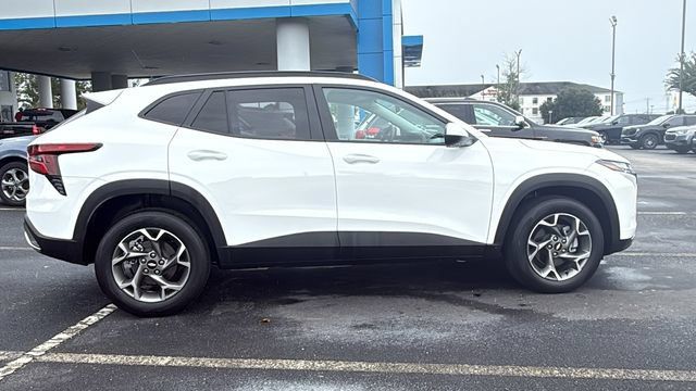 Used 2025 Chevrolet Trax LT w/ LT Convenience Package FWD image 8