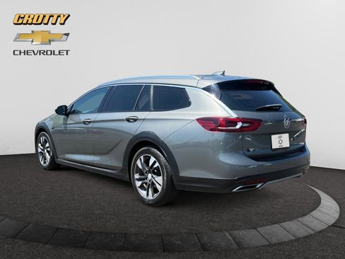 Used 2018 Buick Regal Essence w/ Sights and Sounds Package AWD/4WD image 3