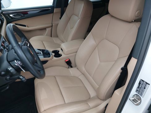 Used 2023 Porsche Macan Turbo image 5