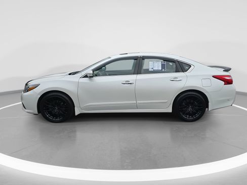 Used 2017 Nissan Altima 3.5 SL w/ 3.5SL Technology Package image 8