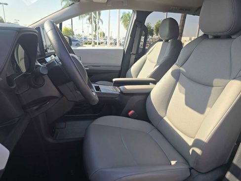 Used 2025 Toyota Sienna XLE image 22
