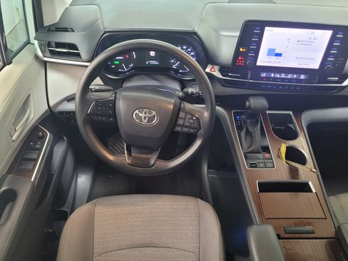Used 2022 Toyota Sienna LE FWD image 13