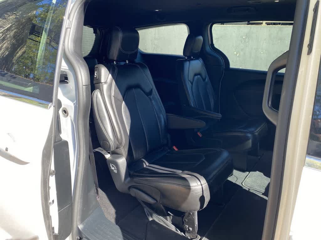 Used 2025 Chrysler Pacifica Select FWD image 16