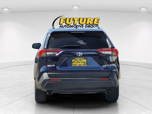 Used 2020 Toyota RAV4 XLE Premium image 8