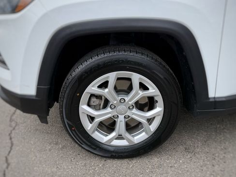 Used 2024 Jeep Compass Latitude image 11