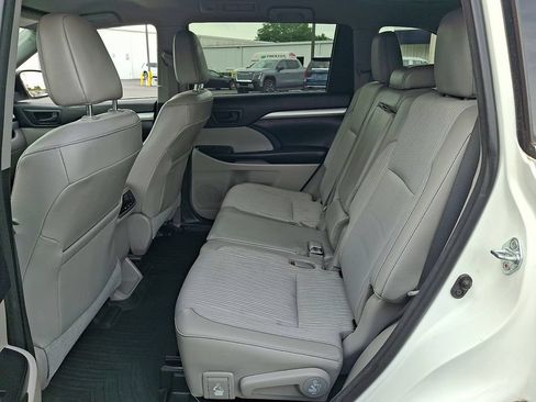 Used 2017 Toyota Highlander Plus AWD/4WD image 10