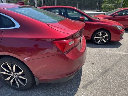 Used 2017 Chevrolet Malibu LT w/ Leather Package FWD image 8