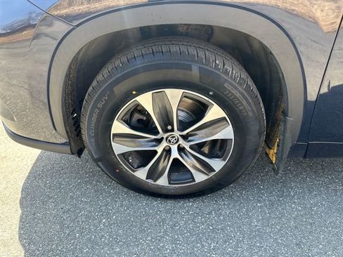 Used 2022 Toyota Highlander XLE AWD/4WD image 28