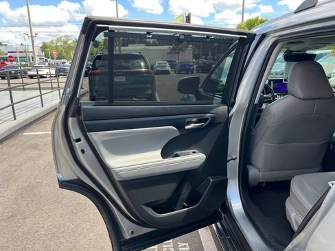 Used 2023 Toyota Highlander XLE FWD image 44