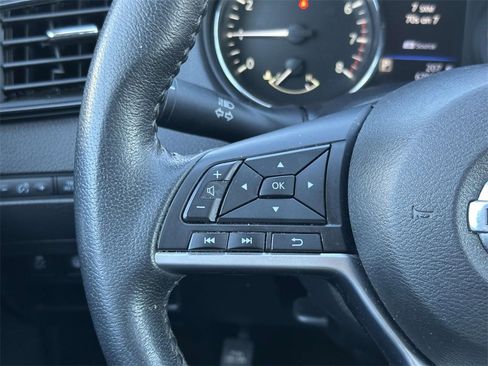 Used 2020 Nissan Rogue SV image 9