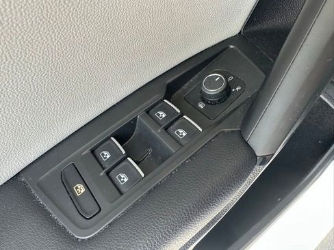 Used 2019 Volkswagen Tiguan SEL image 27