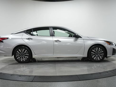 Used 2024 Nissan Altima 2.5 SV image 9