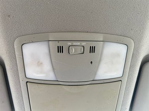 Used 2011 Nissan Rogue S image 19